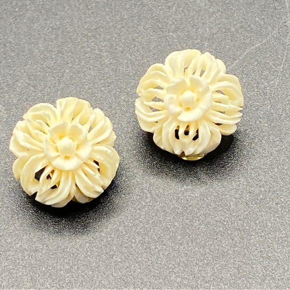 Vintage Lucite Clip On Small Flower Earrings - Picture 1 of 6